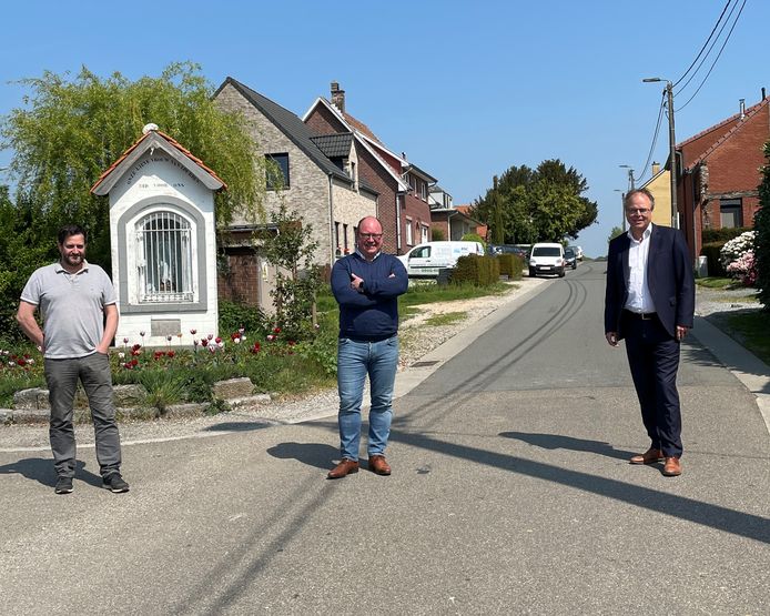 Schepen van Openbare Werken Bart Keymolen (CD&V), schepen van Mobiliteit Olivier Huygens (N-VA) en burgemeester Jan Desmeth (N-VA) op de Brabantsebaan waar een trajectcontrole van kracht wordt.