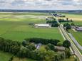 Vanuit de Ondernemerskring Genemuiden is een plan bedacht om 10 windmolens te plaatsen in een lijn langs de Nieuwe Wetering in Mastenbroek. Hiermee moet de industrie van Genemuiden en Hasselt voorzien worden van energie. Op de achtergrond Zwolle.