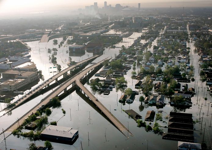 Ondergelopen straten na orkaan Katrina in 2005.