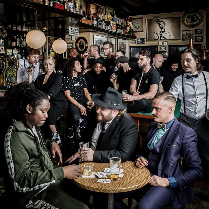 De albumhoes van Het Gezelschap. Aan tafel, in het midden, nachtburgemeester Juno.