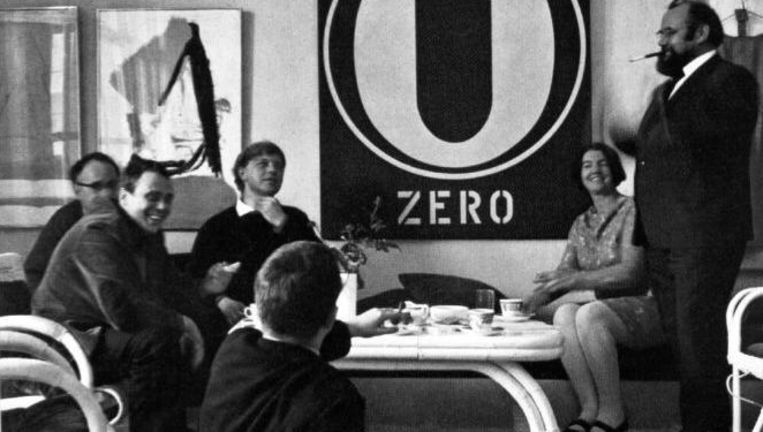 Van linksaf: Henk Peeters, Günther Uecker, Heinz Mack, Ad Petersen (van het Stedelijk), en de galeriehouders Monika en Alfred Schmela in 1965 bij de voorbereiding van de tweede Zero-tentoonstelling in het Stedelijk Museum Amsterdam. Beeld  