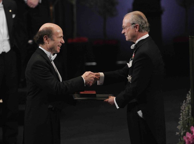 Frank Wilczek ontvangt in 2004 uit handen van de Zweedse koning Carl Gustav de Nobelprijs voor de Natuurkunde. Beeld Volkskrant