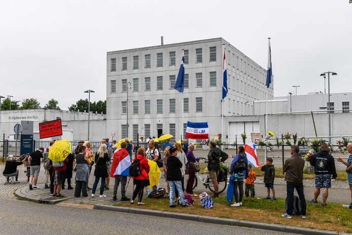 Demonstratie bij Alphense gevangenis, demonstranten eisen vrijlating van complotdenker Wouter Raatgever.