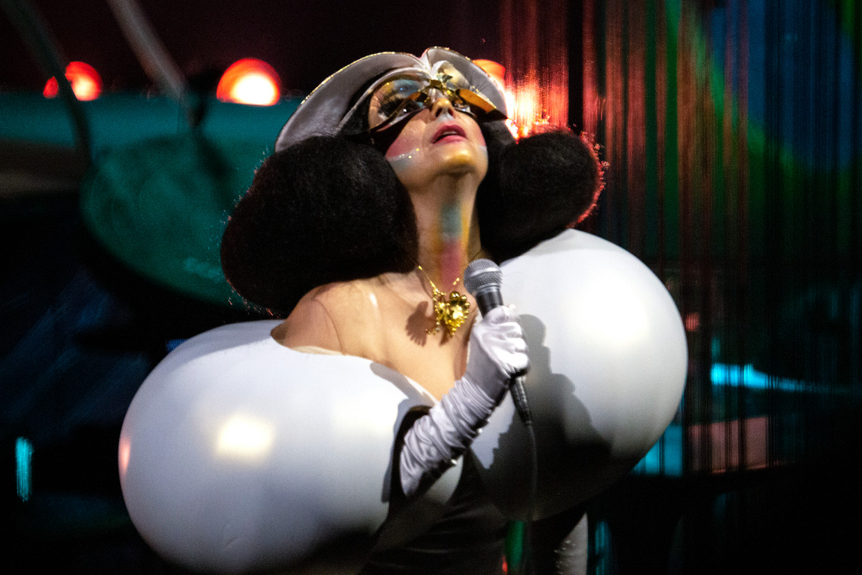 Björk tijdens haar Cornucopia-concert in New York Beeld Getty Images