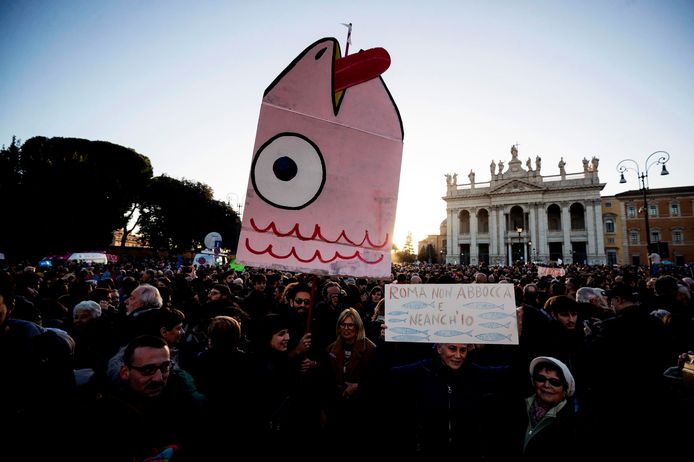 Veel betogers droegen de sardine, het symbool van de nieuwe protestbeweging, mee als symbool.