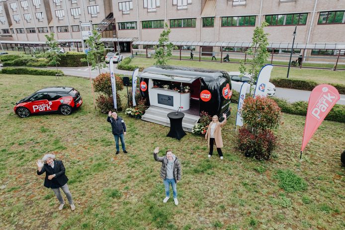 Een dronebeeld van de mobiele studio van Radio Park in de tuin voor het AZ Klina.