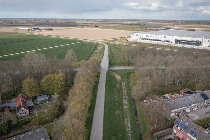 De Molenvlietsedijk en het viaduct in de bestaande situatie, april 2021.