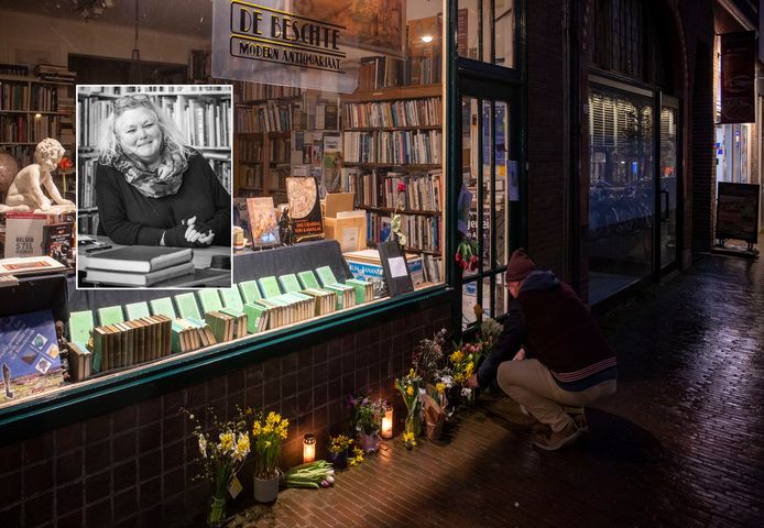 Medewinkeliers en klanten hebben bloemen gelegd bij Antiquariaat De Beschte aan de Bergstraat, waarvan de eigenaresse Anne-Marike Bouw (inzet) afgelopen weekend is overleden.