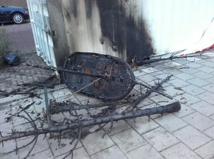 Houten Scheepsmodel Bomschuit Scheveningen 366, op 8 januari 2018 afgebrand teruggevonden aan de Haringkade