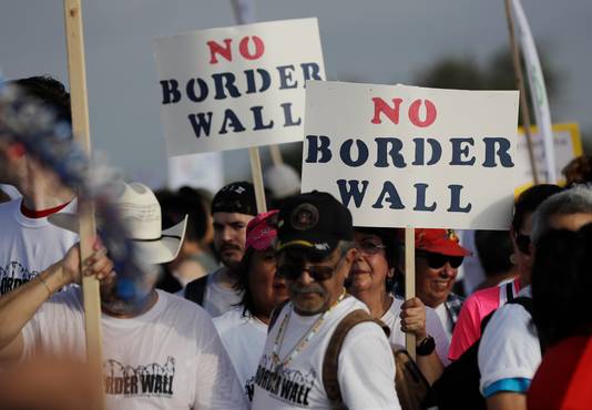 Amerikaanse actievoerders protesteren in augustus 2017 tegen de muur die Trump wil bouwen tussen de VS en Mexico.