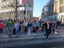 Groep dansende Dordtenaren maakt binnenstad zaterdag extra zonnig