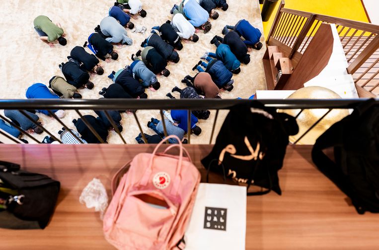 Kinderen bidden op het Cornelius Haga Lyceum in Amsterdam. Beeld Freek van den Bergh