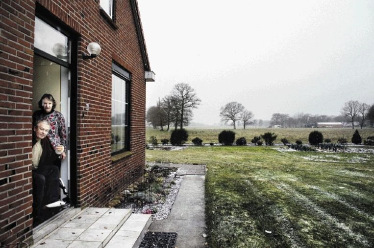Daan en Lena Jacobs vormen met zijn tweeÃ«n de complete bevolking van Abeltjeshuis, een van de buurtschappen van Vlagtwedde. (FOTO REYER BOXEM) Beeld reyer boxem