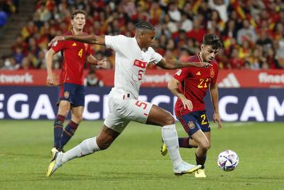 NATIONS LEAGUE. Spanje lijdt dure nederlaag tegen Zwitserland en moet koppositie afstaan aan Portugal, dat met 0-4 won van Tsjechië