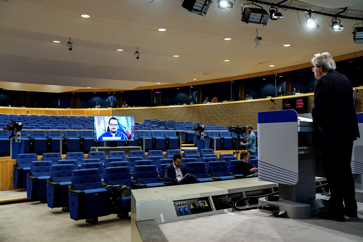 Europees Commissaris Paolo Gentiloni geeft een persconferentie in Brussel aangaande de economische voorspellingen voor de Europese Unie.  Beeld EPA