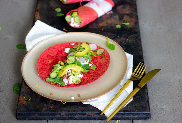 Rode bieten wraps met linzen en cottage cheese