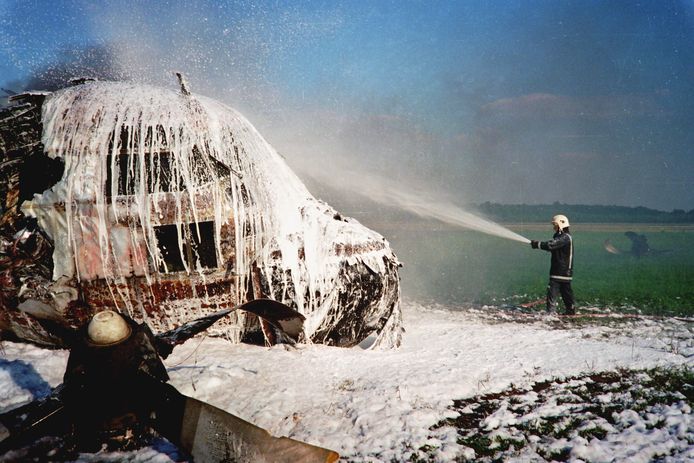 15 juli 1996: blussen van de gecrashte Hercules op Vliegbasis Eindhoven.