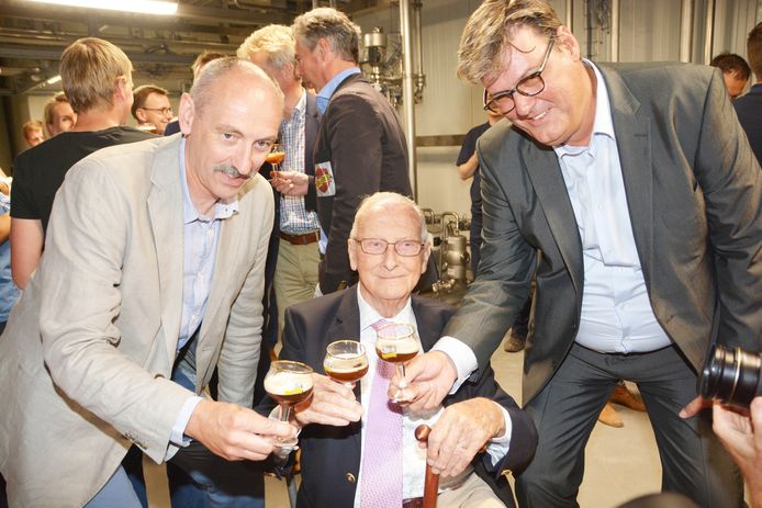 Luc Vanhonsebrouck (midden) op een archiefbeeld met zoon Xavier (rechts) en biermeester Hans Menshuys.