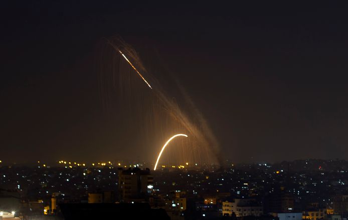 Een raket wordt afgevuurd vanuit de Gazastrook.