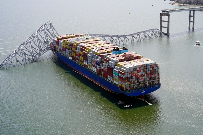 Vrachtschip Dali botste op een van de peilers van de beroemde Francis Scott Key Bridge in Baltimore, Verenigde Staten. (26/03/24)