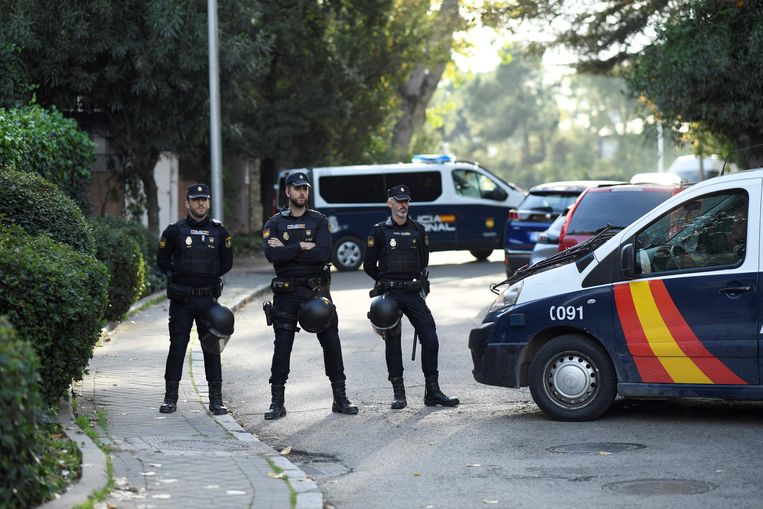 De Spaanse politie zet een straat in Madrid af na een bombrief op de Oekraïense ambassade. Beeld AFP