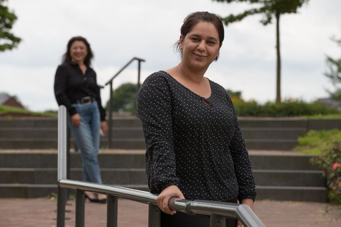 De Syrische statushoudster Janda Mohammad op de trappen tussen InBeeld en het Hardenbergse gemeentehuis. Op de achtergrond Anne van den Hoek, die het '1000 kansen-project' van InBeeld in goede banen leidt.
