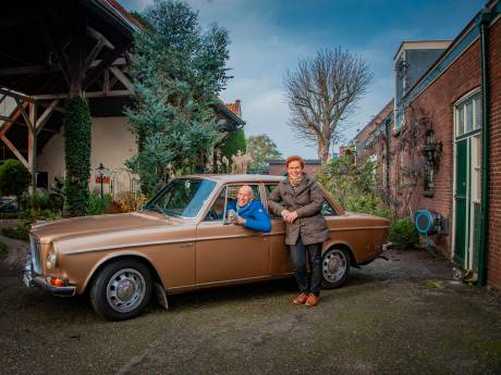 Corrie haalde rijbewijs op haar 60ste, speciaal voor deze ‘gouden koets’: ‘Hij rijdt als een zonnetje’