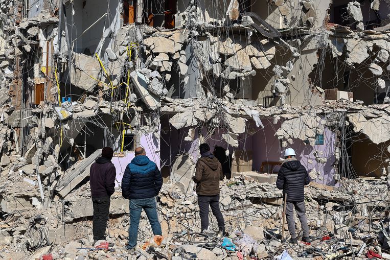 De schade in het Turkse Hatay is enorm.  In Turkije en Syrië zijn minstens 41.000 mensen omgekomen bij de aardbeving.  Beeld ANP / EPA