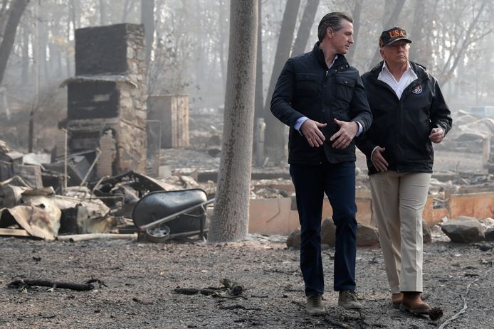 President Donald Trump in gesprek met gouverneur Gavin Newsom na de bosbranden van vorig jaar.