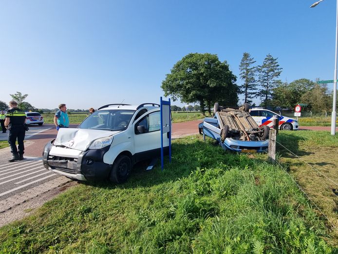 Bij een ongeluk met een bestelbus in Hengelo is dinsdagmorgen een bestelbus over de kop geslagen