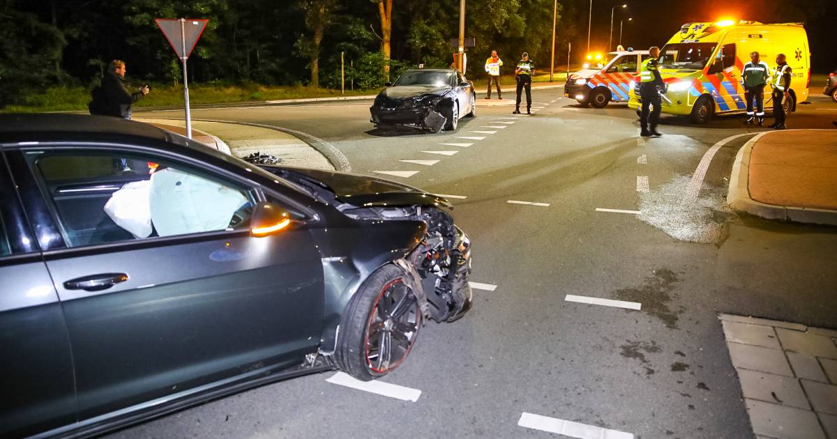 Harde botsing tussen twee auto’s zorgt voor ravage op Otterloseweg in Apeldoorn.