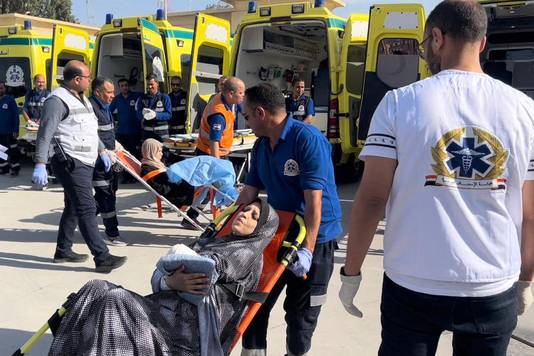 Un’équipe medica egiziana lavora per curare i palestinesi feriti sul lato egiziano del valico di frontiera di Rafah tra la Striscia di Gaza e l’Egitto.