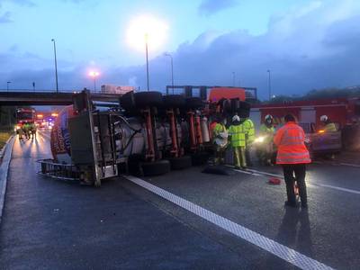 Tankwagen met chocomelk gekanteld op Antwerpse Ring: drie rijstroken versperd