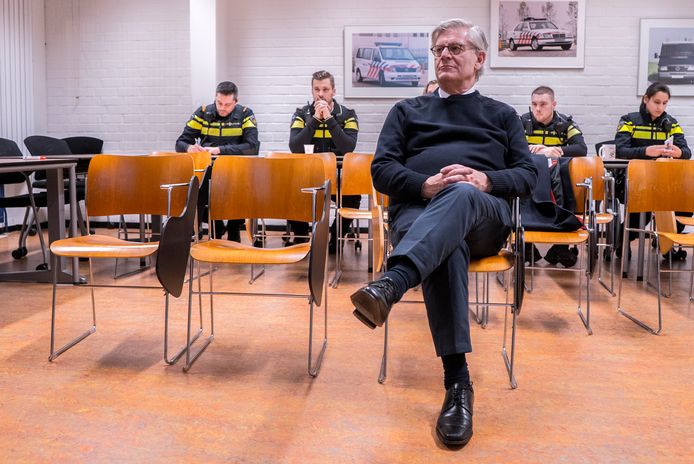 Burgemeester  Charlie Aptroot tijdens een briefing op het politiebureau Zoetermeer voorafgaand aan een surveillance in het Stadshart.