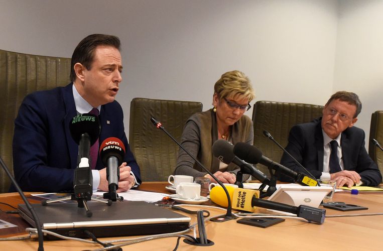 Bart De Wever met Elke Sleurs en Siegfried Bracke afgelopen maandag. Beeld Photo News