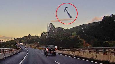 Bestuurder krijgt met 100 km/u hamer tegen voorruit op snelweg