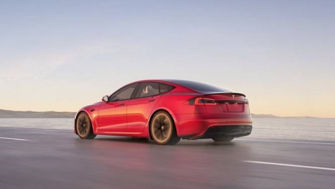 ‘Nieuwe Tesla sprint bloedsnel naar 100 km/u maar het duurt wel een kwartier voor het zover is’