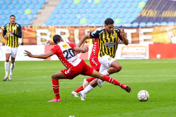 Tannane Neemt Surprise Vitesse Bij De Hand Hij Kan Eigenlijk Alleen Gestopt Worden Met Overtredingen Vitesse Gelderlander Nl