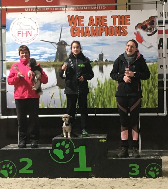 Maureen (13) is met haar hond Woezel Nederlands kampioen behendigheid geworden.