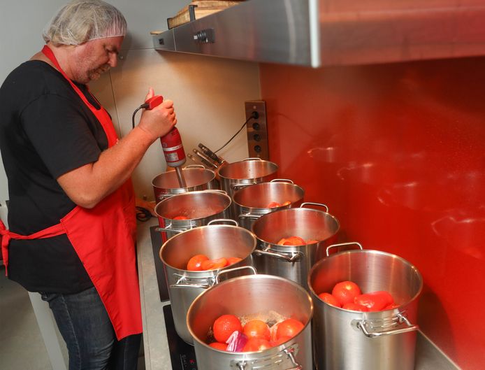 Patrick Keizer pureert de gekookte tomaten.