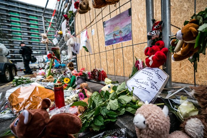 Bloemen bij de flat aan het Gelderseplein in Arnhem, daags na de fatale brand.