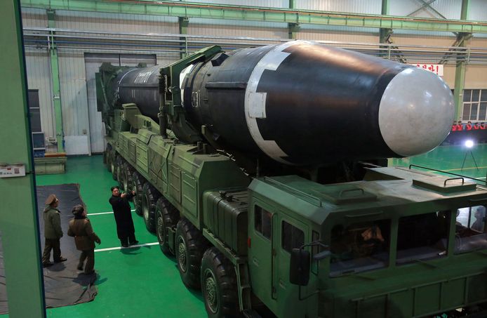De Noord-Koreaanse leider Kim Jong-un inspecteerde de raket ook voor de lancering.