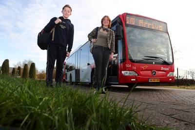 Leerlingen Curio Andel overhandigen 2000 handtekeningen aan provincie