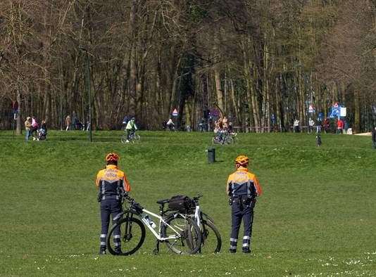 Brusselse agenten houden toezicht op de naleving van de coronaregels in het Ter Kamerenbos.