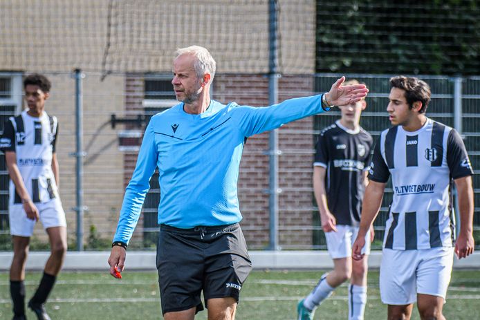 Ed Bijen, duidelijk aanwezig als clubscheidsrechter bij Quick'20.