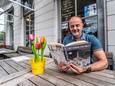 Eric Janssen leest zijn boek voor zijn eigen café op de Markt
