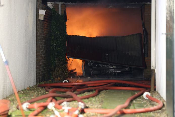Auto en garage volledig door brand verwoest in Boxtel.