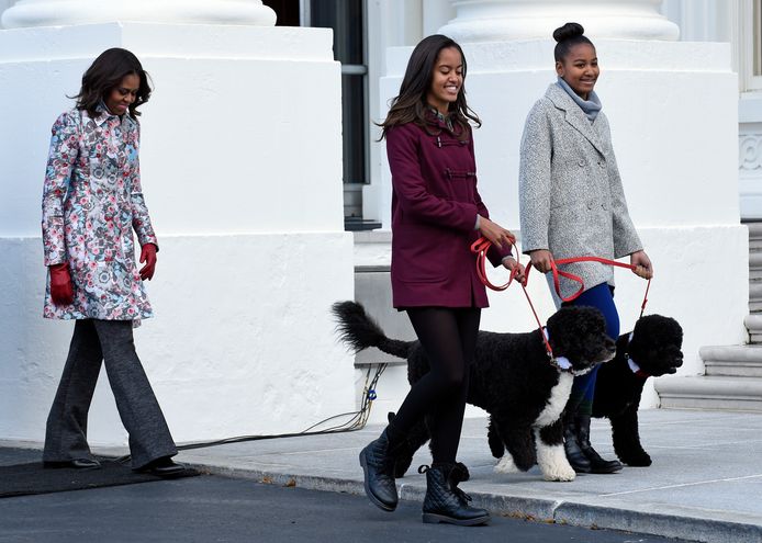 Michelle Obama en haar dochters Malia (m) met Bo en Sasha met Sunny in november 2014.