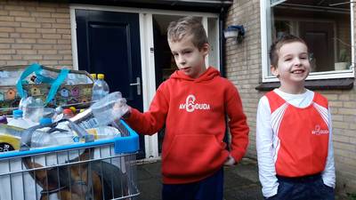 Hartverwarmend: Koppe (7) en Faas (9) halen geld op voor afgebrande club