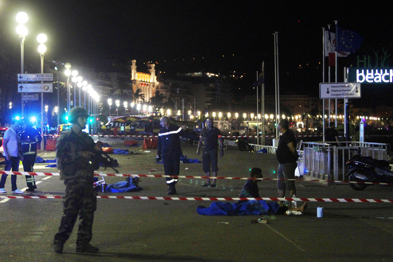 Juli 2016. Militairen, agenten en brandweermannen op de plek van de aanslag aan de boulevard in Nice.